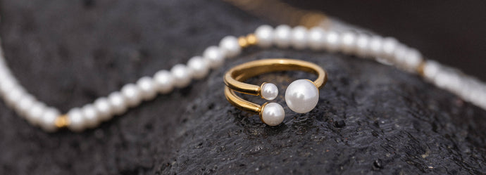 Wasserfester Schmuck mit Perlen verziert – ob für schicke Anlässe oder den nächsten Urlaub, Perlen sind immer im Trend! Jetzt Perlen-Schmuck shoppen.