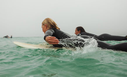 The Cornwall Surf Series: Lerne Sarah and Sophie kennen