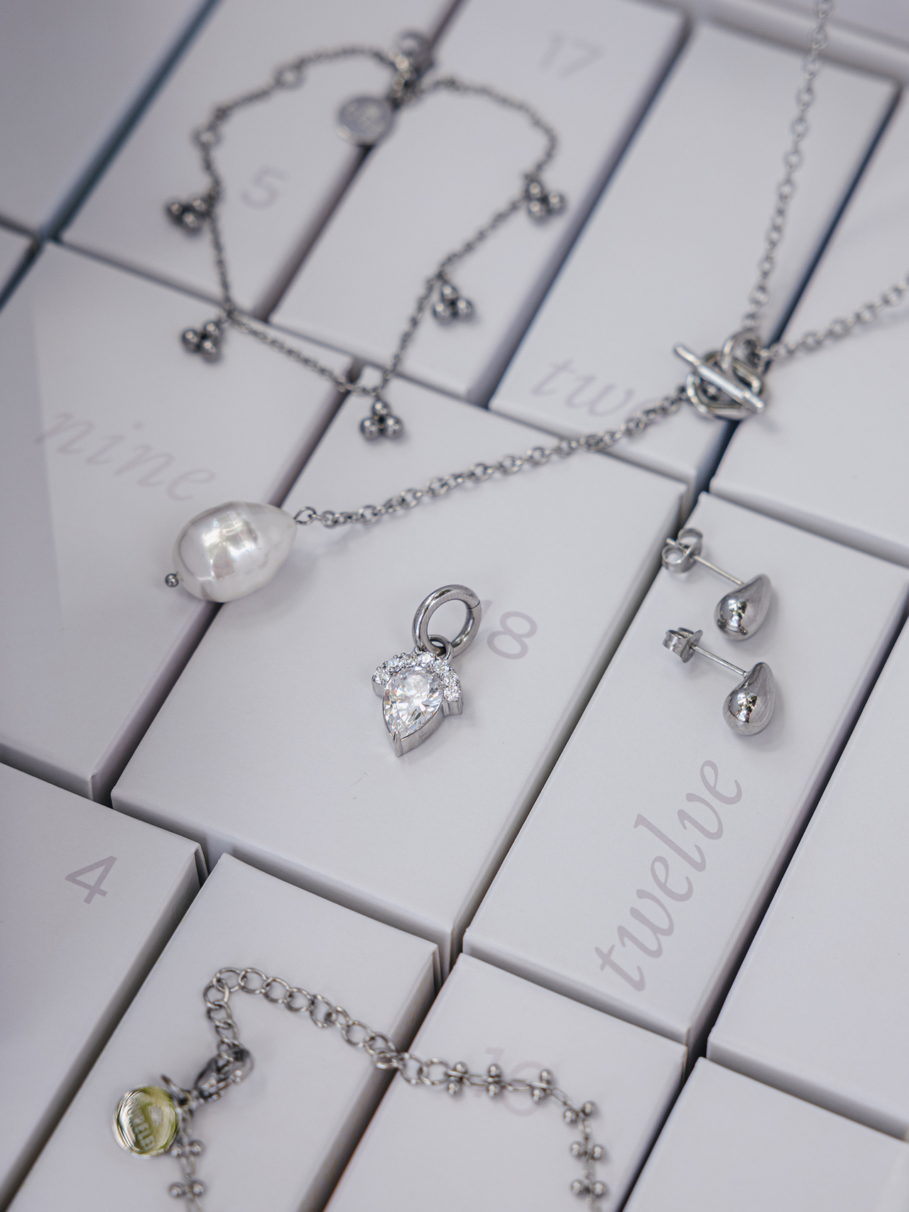 Elegante PURELEI Schmuckstücke in Silber und Perle auf hellem Hintergrund.