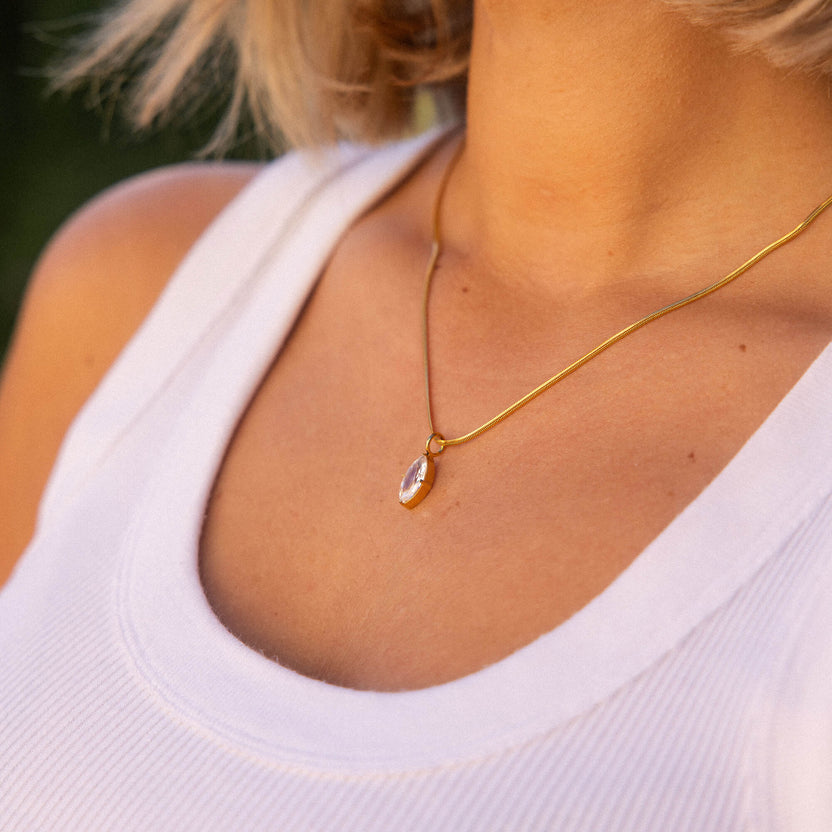 Goldene Kette mit ovalem Anhänger, elegant und feminin, von PURELEI.