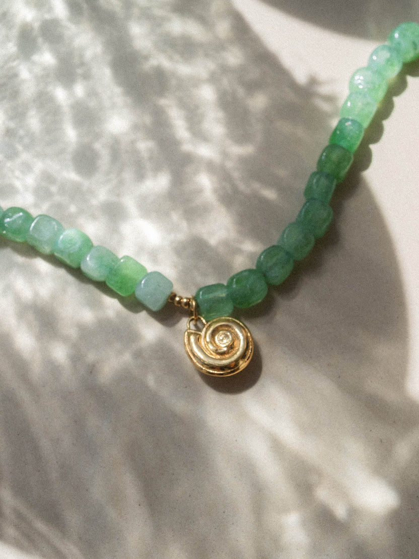 Grünes Armband mit Muschel-Anhänger von PURELEI, elegant und maritim inspiriert.