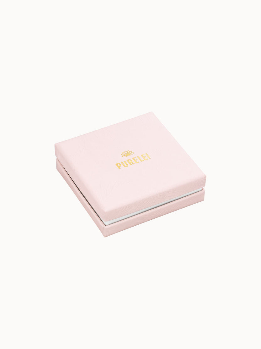 Elegante PURELEI Schmuckbox in zartem Rosa mit goldener Logo-Prägung, edel und schlicht – perfekte Geschenkverpackung.