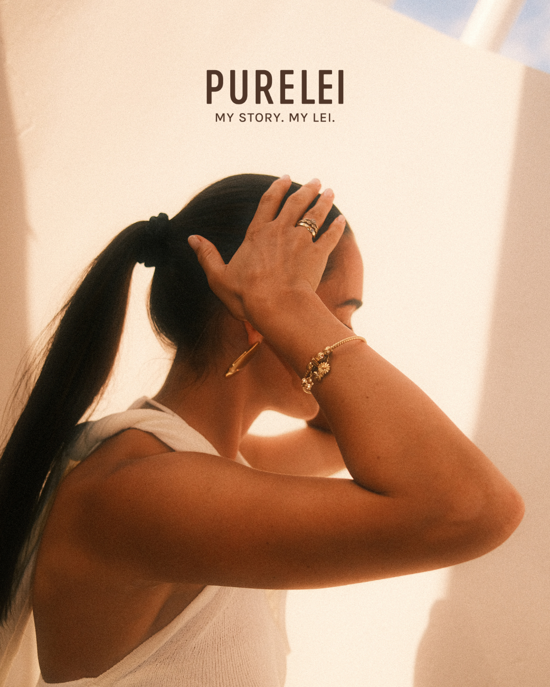 Elegante PURELEI Ringe und Armband, goldfarben, in warmem Licht, feminine Ausstrahlung.