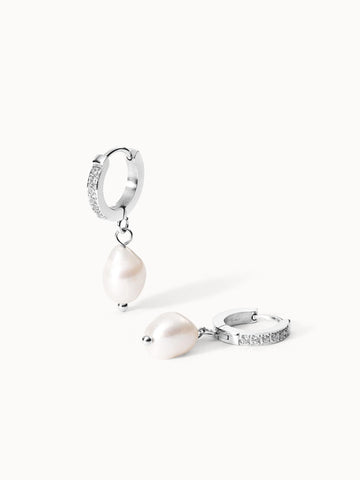 Malahi Ohrringe von PURELEI in Silber mit Zirkonia und Süßwasserperlen, elegant und zeitlos, beachy calm.
