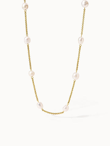 PURELEI Malahi Kette mit goldener Edelstahlkette und perlmuttfarbenen Süßwasserperlen, elegant und feminin.