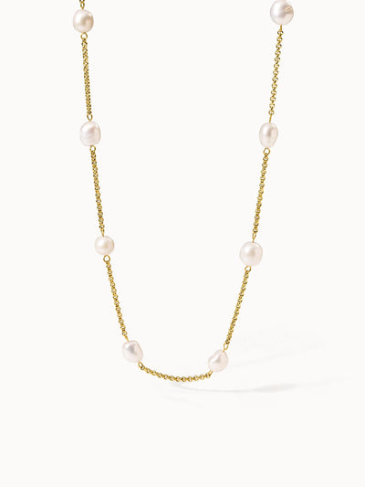 PURELEI Malahi Kette mit goldener Edelstahlkette und perlmuttfarbenen Süßwasserperlen, elegant und feminin.