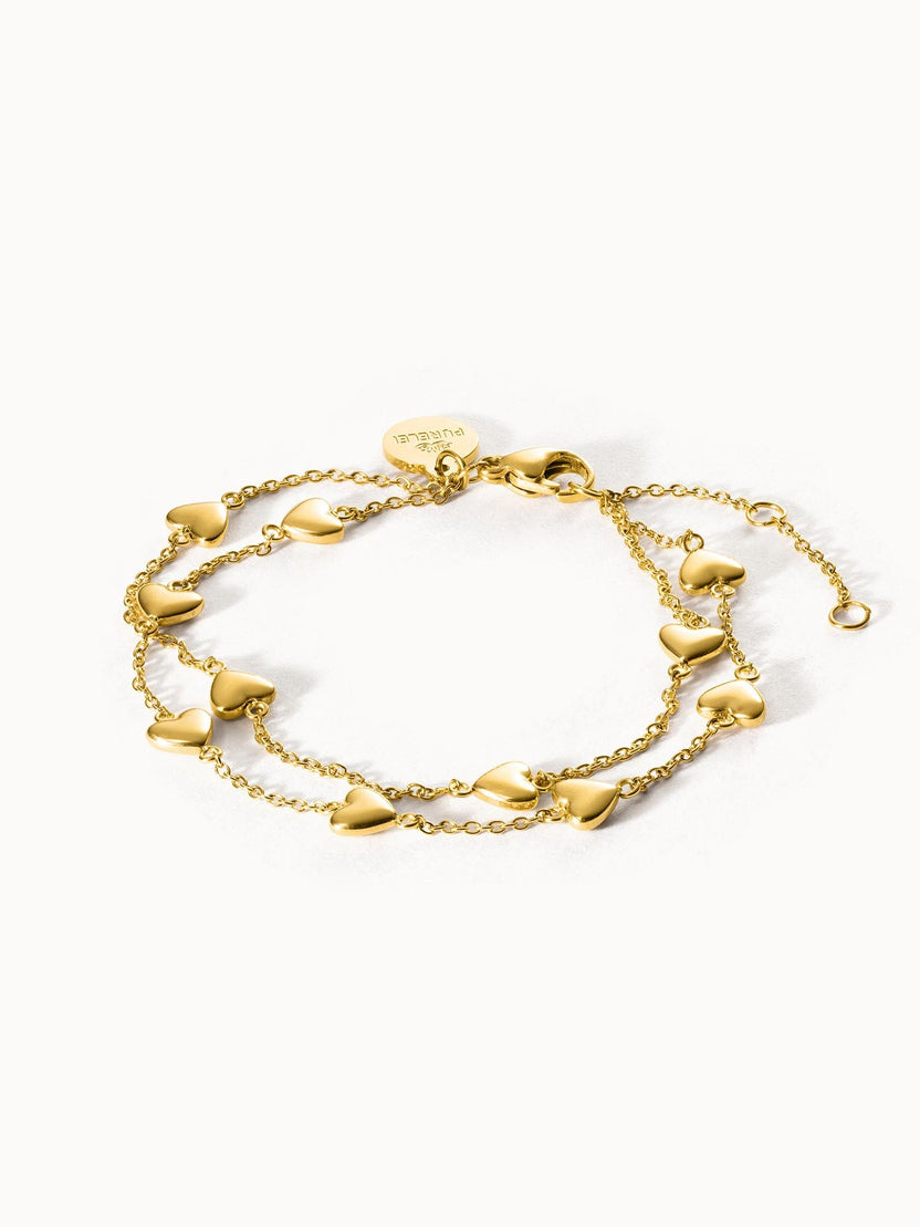 Zweireihiges Alohi Heart Armband aus 18K vergoldetem Edelstahl mit kleinen Herzen, elegant und nickelfrei von PURELEI.