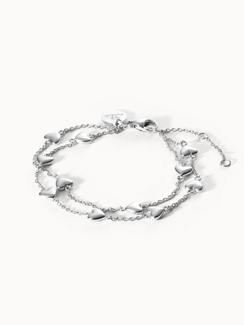 Silbernes Alohi Heart Armband mit zarten Herzen, nickelfrei und elegant, im PURELEI-Design liegend auf weißem Hintergrund