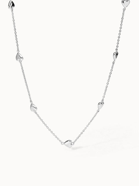 Zarte Alohi Heart Kette aus nickelfreiem, silberfarbenem Edelstahl mit kleinen Herzen, elegant und feminin von PURELEI.