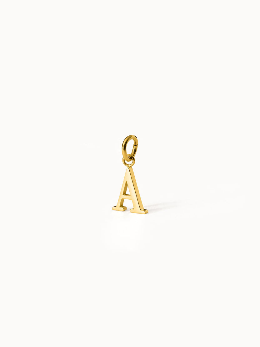 PURELEI Pure A Charm Buchstabenanhänger aus 18K Gold Edelstahl, elegant und klar auf weißem Hintergrund.