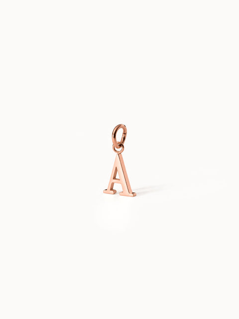 Roségoldener PURELEI Buchstaben-Anhänger "A" aus 18K vergoldetem Edelstahl, elegant und feminin auf weißem Untergrund.