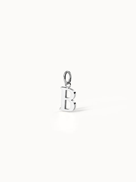 PURELEI Pure B Charm aus nickelfreiem Silber, eleganter Buchstabenanhänger mit feinem, cleanem Design auf hellem Hintergrund