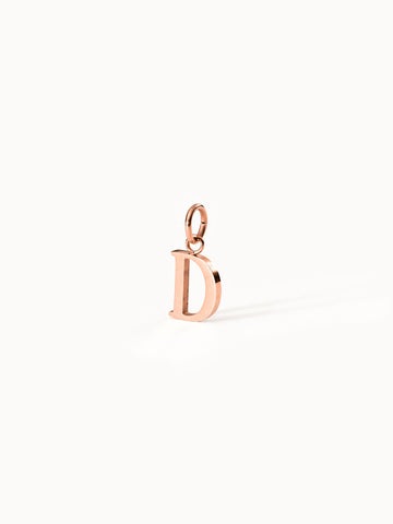 PURELEI Pure D Charm in roségoldenem Edelstahl, feiner Buchstabenanhänger mit eleganter, klarer Form auf hellem Hintergrund.