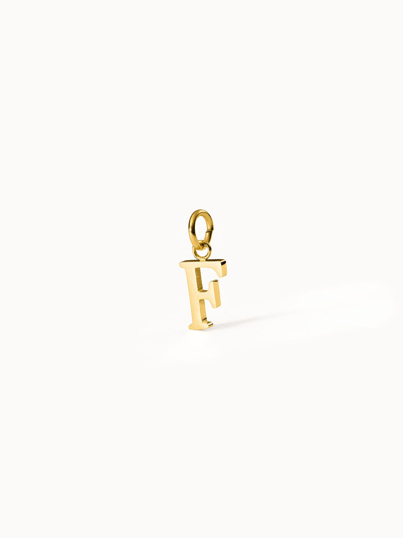 Purelei Pure F Charm aus 18K vergoldetem Edelstahl, eleganter Buchstabenanhänger in stilvollem Design auf weißem Hintergrund.