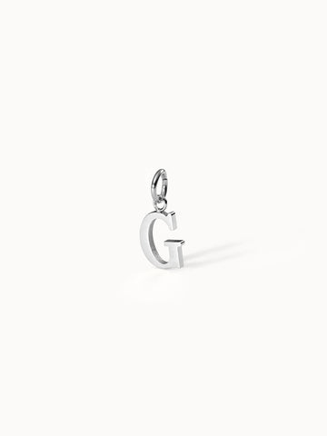PURELEI Pure G Charm in silber Edelstahl, minimalistischer Buchstaben-Anhänger, elegant und zeitlos inszeniert.