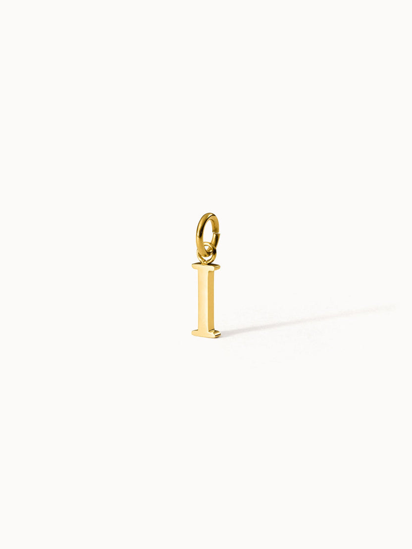 Goldener PURELEI Pure I Charm Anhänger aus Edelstahl, klar und elegant auf hellem Hintergrund inszeniert.