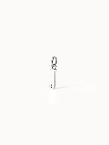 Purelei Pure J Charm aus nickelfreiem, silbernem Edelstahl, minimalistischer Buchstaben-Anhänger in eleganter, klarer Ästhetik.