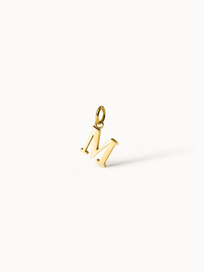 Purelei Pure M Charm, goldener Edelstahl-Anhänger in Buchstaben-Design, elegant und femininer Island-Style.