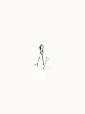 PURELEI Pure N Charm Anhänger aus nickelfreiem Silber, klare Linien, minimalistisch und elegant inszeniert auf hellem Hintergrund