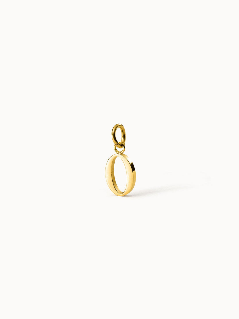 Goldener PURELEI Pure O Charm Buchstabenanhänger aus Edelstahl, minimalistisch und elegant vor weißem Hintergrund.