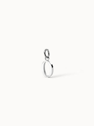 Silberner Pure O Charm aus Edelstahl, minimalistischer Buchstaben-Anhänger auf hellem Hintergrund, elegant und zeitlos.