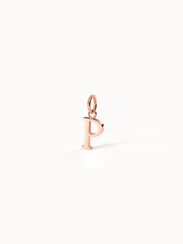 Roségoldener Pure P Charm-Anhänger aus Edelstahl, klar und elegant vor hellem Hintergrund, feminine PURELEI Ästhetik.