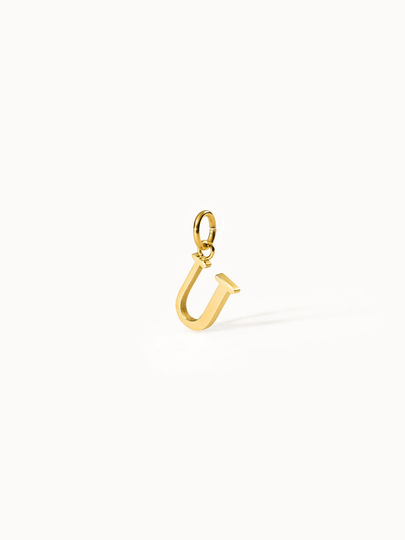 PURELEI Pure U Charm aus 18K vergoldetem Edelstahl, minimalistischer Buchstabenanhänger, clean & elegant inszeniert.