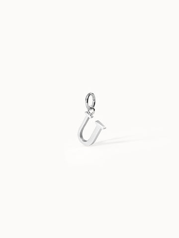 PURELEI Pure U Charm aus nickelfreiem Silber, klar und elegant auf hellem Hintergrund, minimalistisch und zeitlos.