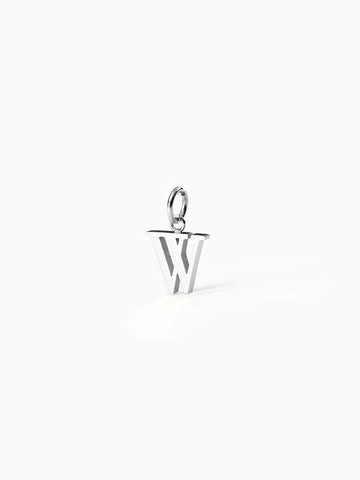 Silberner PURELEI Pure W Charm Buchstabenanhänger, klar und elegant vor hellem Hintergrund, nickelfrei.