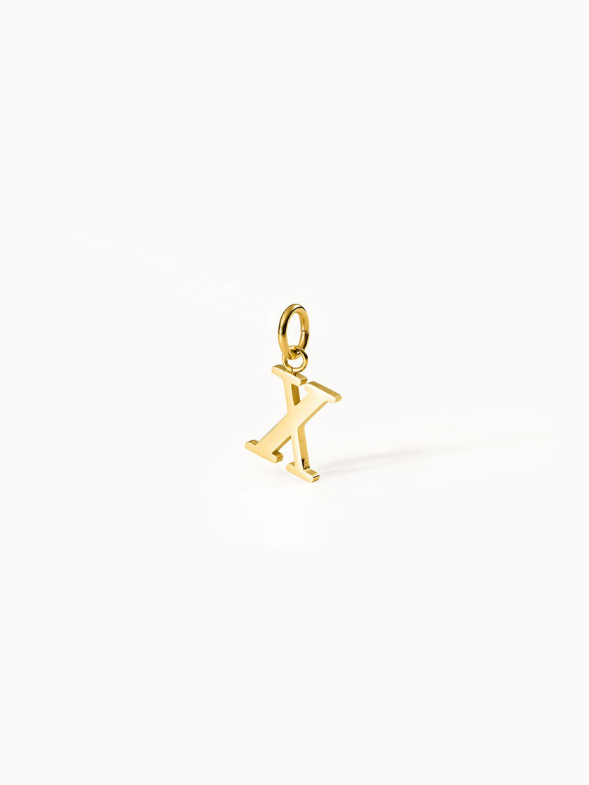 Goldener PURELEI Pure X Charm aus 18K Edelstahl vergoldet, elegant und zeitlos mit klarem Buchstaben-Design auf weißem Hintergrund