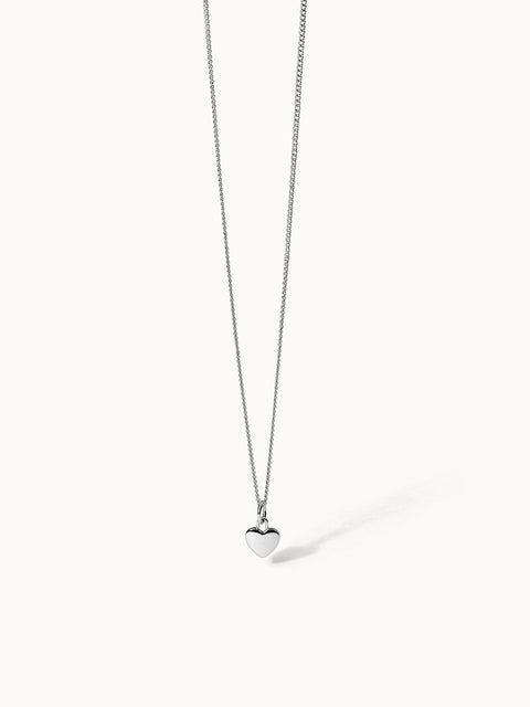 PURELEI Heart Charm Kette aus silbernem Edelstahl mit filigranem Herzanhänger auf weißem Hintergrund, elegant und feminin.