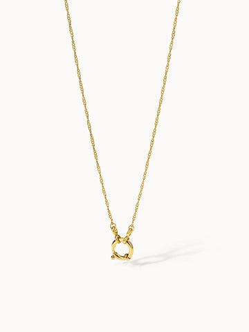 PURELEI Lokahi Charm Kette in 18K vergoldetem Edelstahl, filigran und dezent, mit Charm-Öse vor hellem Hintergrund