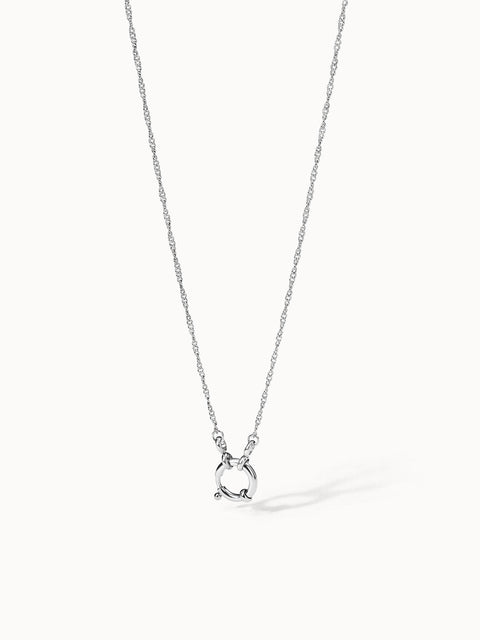 PURELEI Lokahi Charm Kette aus nickelfreiem Silber mit filigraner Öse, elegant und zeitlos minimalistisch.
