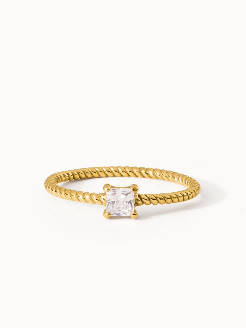 Precious Fine Ring von PURELEI, gedrehtes vergoldetes Edelstahlband mit weißem Zirkonia, elegant und feminin.