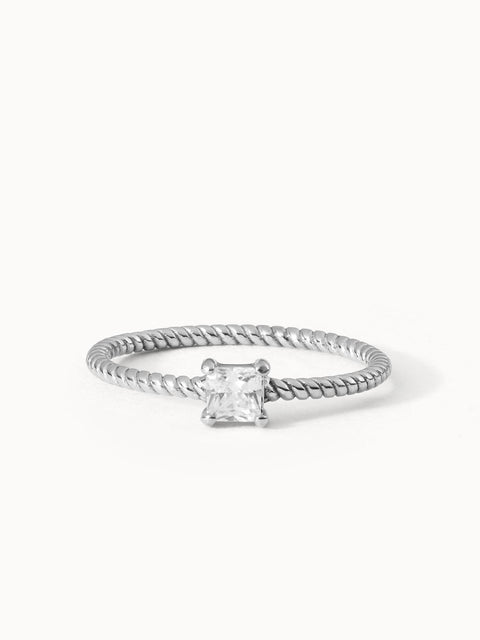 Precious Fine Ring von PURELEI aus nickelfreiem, silbernem Edelstahl mit gedrehtem Band und quadratischem Zirkonia.