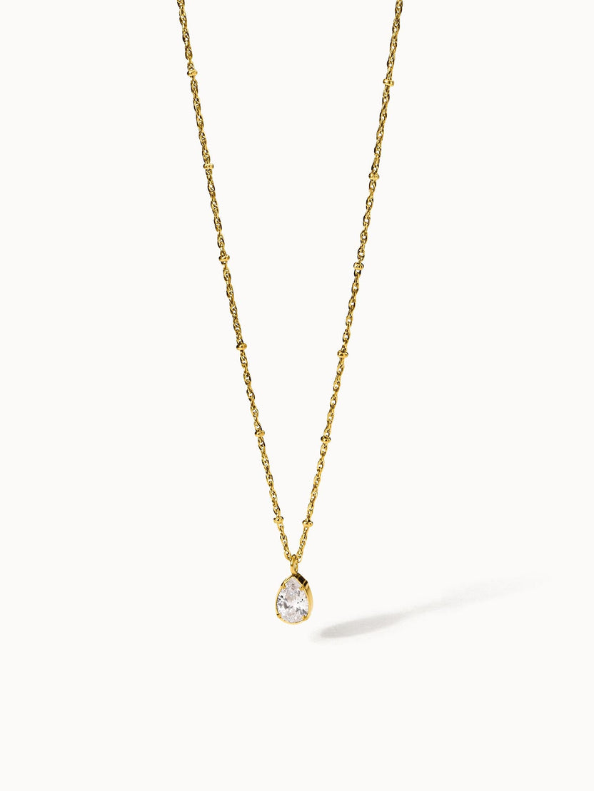 Felice Kette von PURELEI, goldene Edelstahlkette mit weißem Zirkonia-Tropfen, elegant und zeitlos feminin.