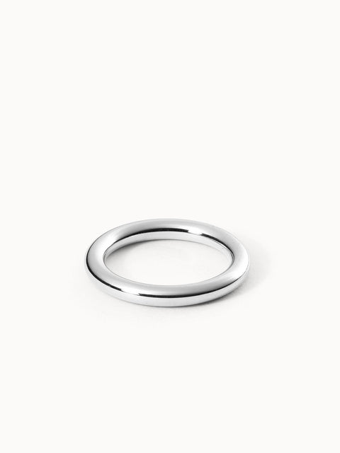 Glossy Ring aus nickelfreiem Silber mit glänzender Oberfläche, schlicht und elegant, PURELEI minimalistisches Design.