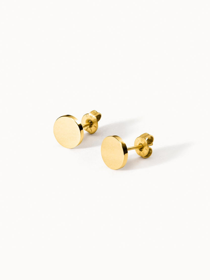 PURELEI Coin Ohrringe aus 18K vergoldetem Edelstahl, minimalistisch und nickelfrei auf weißem Hintergrund.