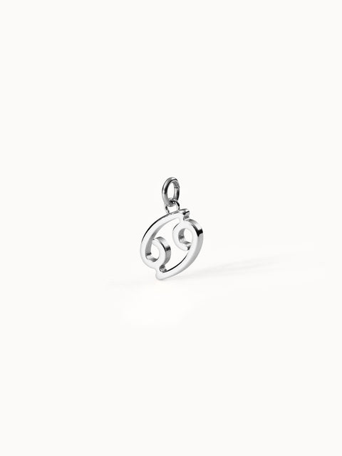 Krebs Zodiac Charm aus nickelfreiem Silber offen gearbeitet, elegant minimalistisch auf hellem Hintergrund PURELEI