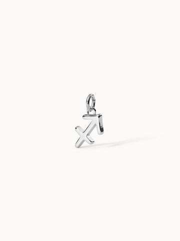 Schlichter Schütze Zodiac Charm aus nickelfreiem Silber, elegant und puristisch vor hellem Hintergrund, PURELEI.