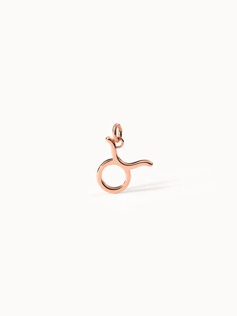 PURELEI Stier Zodiac Charm aus 18K Roségold Edelstahl, fein poliert, minimalistisch vor hellgrauem Hintergrund.