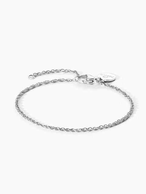 Feines silbernes Brave Armband aus Edelstahl, filigran und elegant, pure Ästhetik von PURELEI.