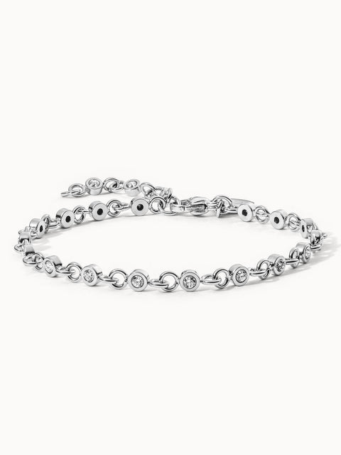 Silbernes Armband mit funkelnden Zirkonia, elegant und modern, von PURELEI.