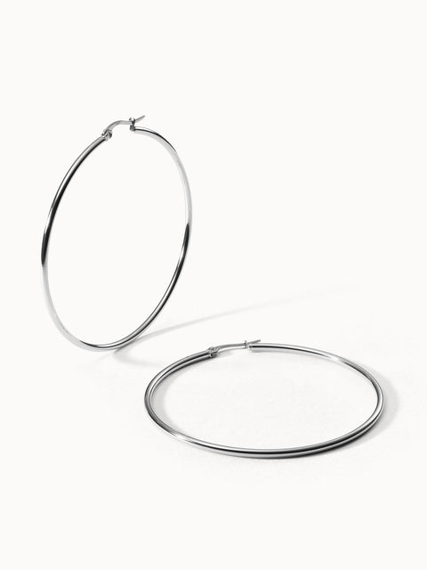 Nickelfreie silberne Creolen von PURELEI, elegant und zeitlos, auf weißem Hintergrund.