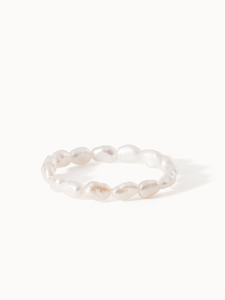 Perlenarmband in sanftem Weiß, elegant und feminin, von PURELEI.