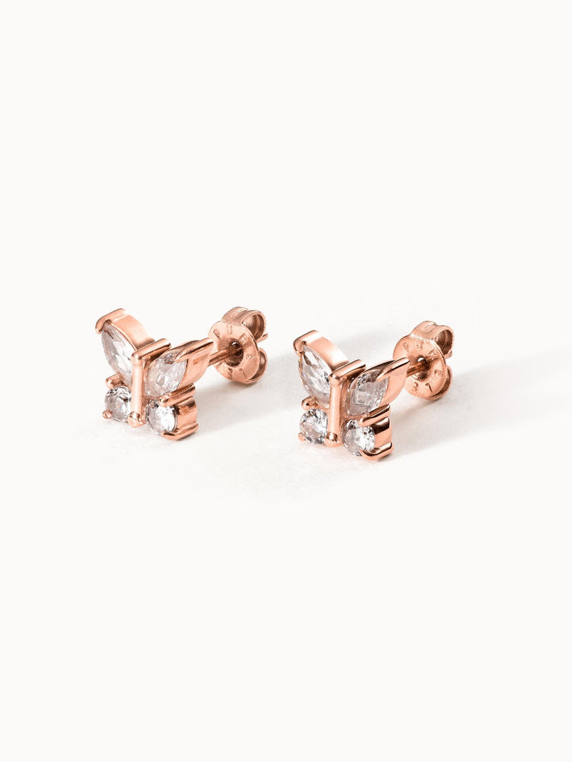 Roségoldene Ohrringe in Schmetterlingsform mit funkelnden Steinen von PURELEI.