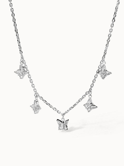 Silberne Kette mit Schmetterlings-Anhängern von PURELEI, elegant und verspielt.