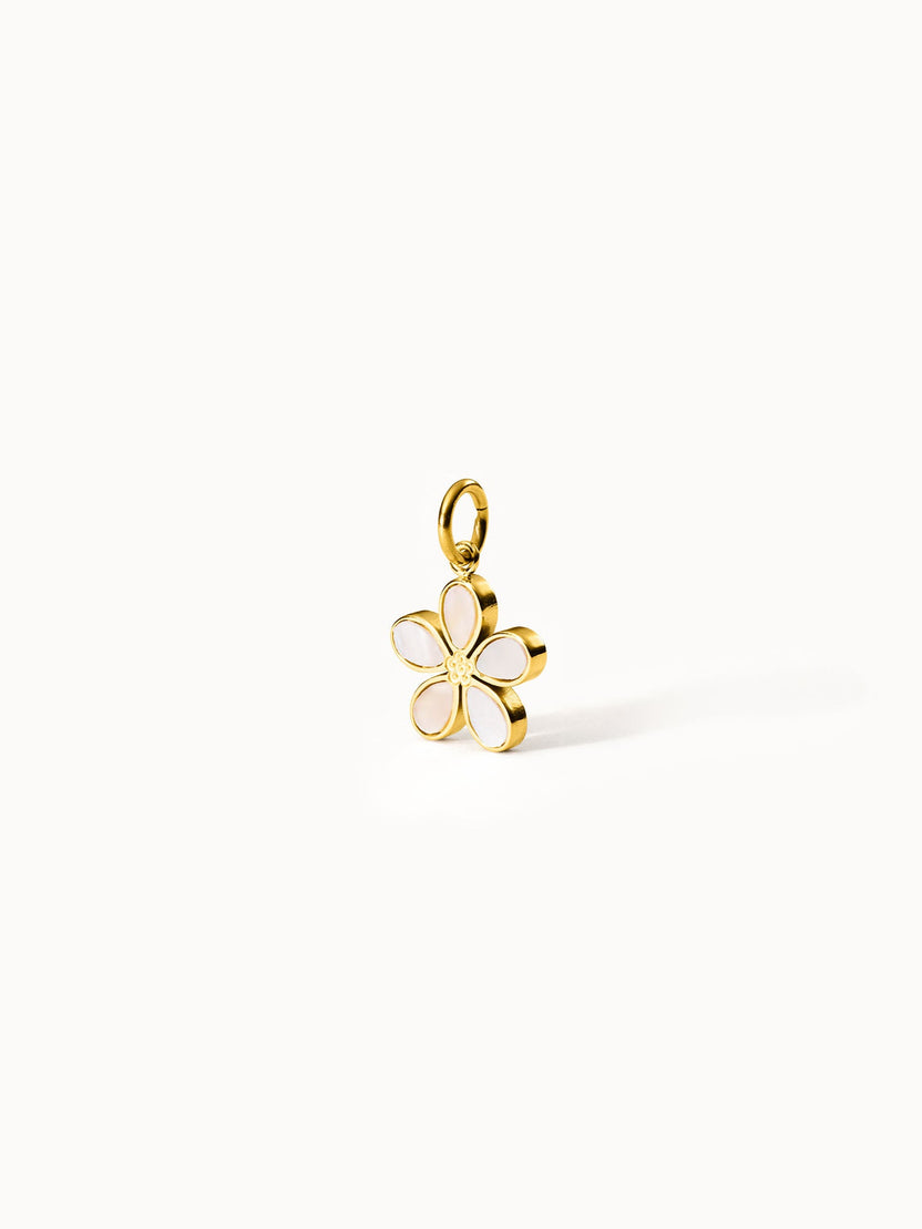PURELEI Blumen Charm mit goldvergoldetem Edelstahl und Perlmutt-Blütenblättern, elegant und feminin inszeniert.