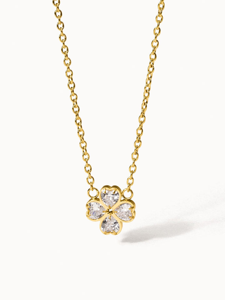 Goldene Kette mit blütenförmigem Anhänger und klaren Steinen von PURELEI.