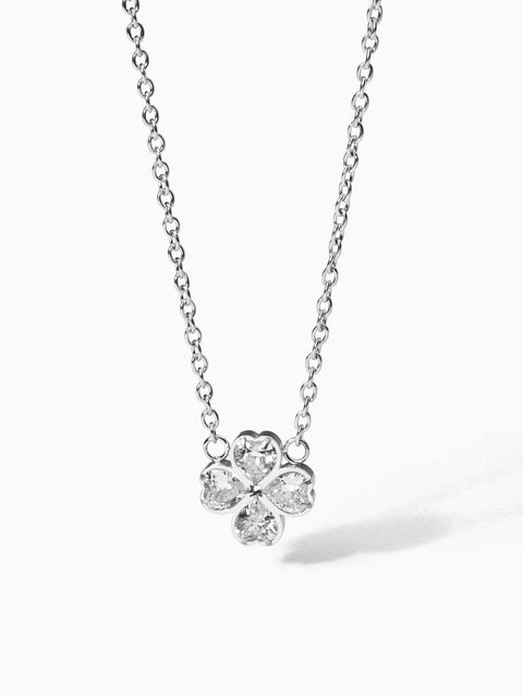 Silberne Kette mit herzförmigem, funkelndem Anhänger von PURELEI, elegant und feminin.